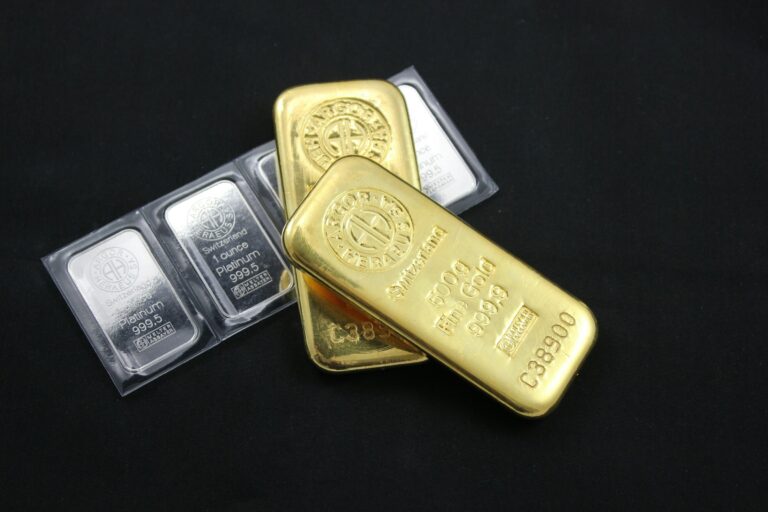 Gold und Silber im Vergleich: Gemeinsamkeiten, Unterschiede und Risiken Gold und Silber im Vergleich